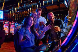 မြန်မာ Esports ပြိုင်ပွဲ MLBB PUBG Mobile ဂိမ်းကစားနေသောပုံ